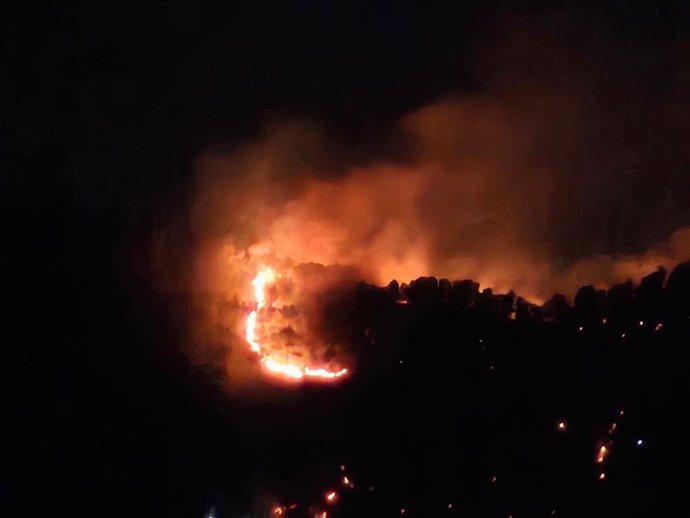 Imágenes de anoche facilitadas por la Unidad de Defensa contra los Incendios Forestales de la Dirección General de Patrimonio Natural y Acción Climática