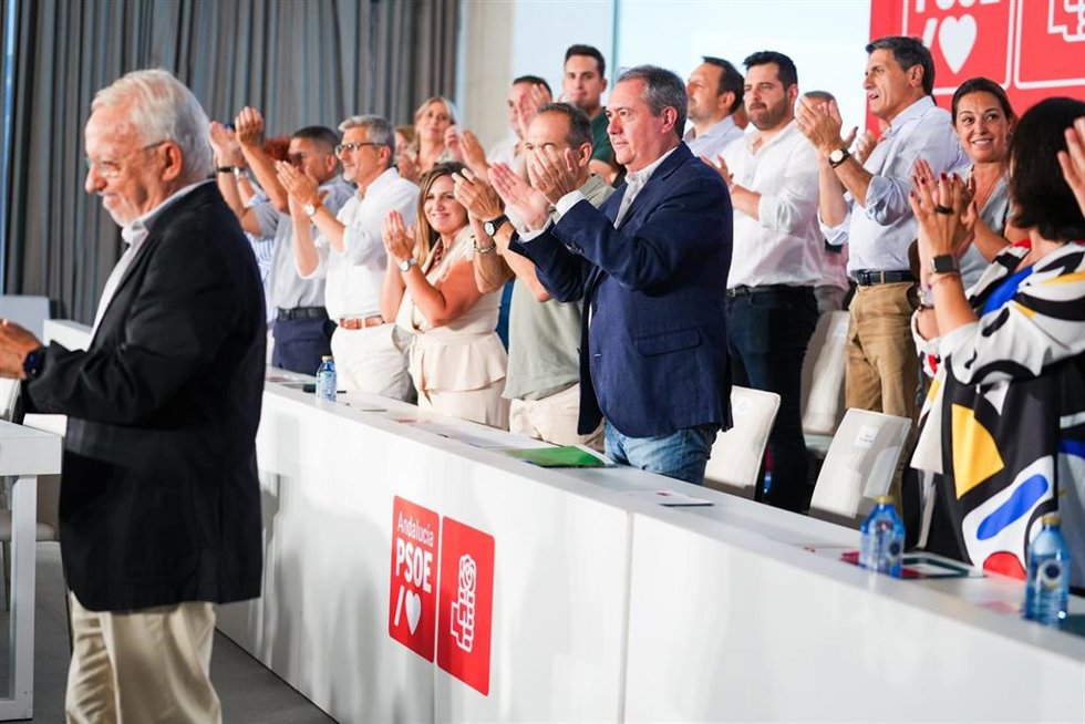 Ovación en el Comité Director del PSOE-A, con el secretario general, Juan Espadas, en el centro de la primera fila, en recuerdo de exdirigentes del PSOE exonerados por el Tribunal Constitucional como Manuel Chaves y José Antonio Griñán.