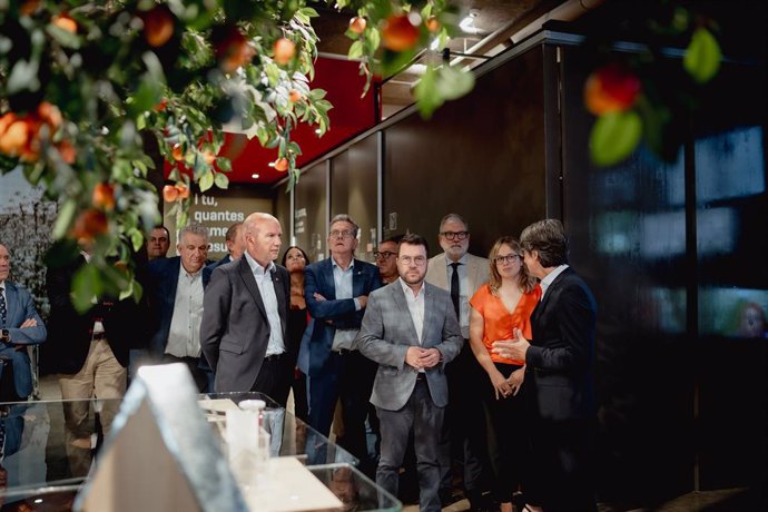 El president en funcions de la Generalitat, Pere Aragonès, i el conseller d'Acció Climàtica, Alimentació i Agenda Rural en funcions, David Mascort, en la seva visita a Cosmofruita