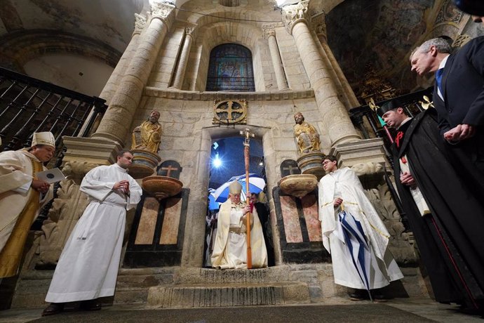 Archivo - El presidente de la Xunta de Galicia, Alfonso Rueda (d) asiste a la ceremonia del cierre de la Puerta Santa de la Catedral de Santiago, que oficia el arzobispo de Santiago de Compostela, Julián Barrio, a 31 de diciembre de 2022, en Santiago de C