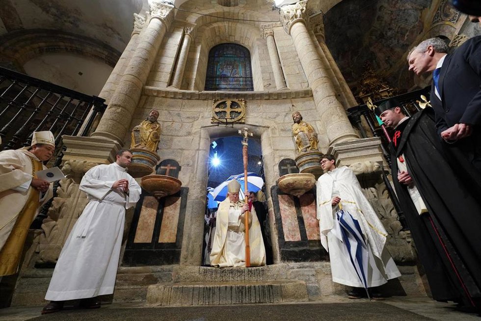 Archivo - El presidente de la Xunta de Galicia, Alfonso Rueda (d) asiste a la ceremonia del cierre de la Puerta Santa de la Catedral de Santiago, que oficia el arzobispo de Santiago de Compostela, Julián Barrio, a 31 de diciembre de 2022, en Santiago de