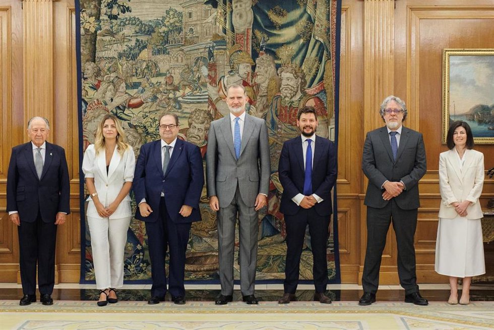 El Rey Felipe VI (c) posa junto a una representación de la Fundación Fernando Núñez, en el  Palacio de la Zarzuela, a 18 de julio de 2024, en Madrid (España). El encuentro ha tenido lugar con motivo de la conmemoración del 850 aniversario de la donació