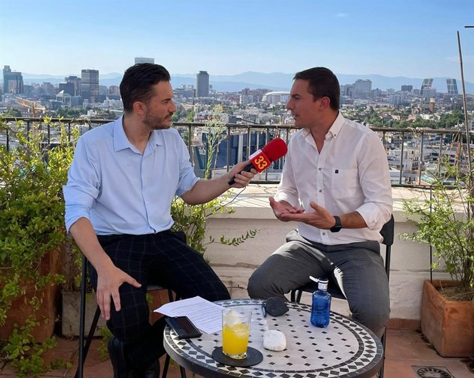 El secretario general del PSOE-M, Juan Lobato, en una entrevista con Canal 33