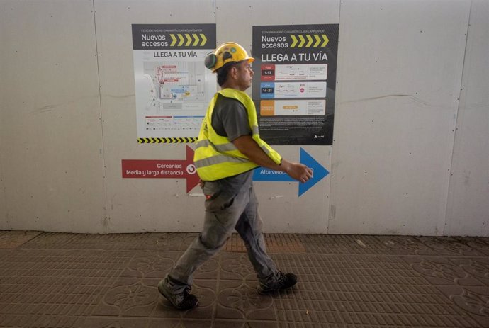 Un trabajador camina por una de las instalaciones de la estación de Chamartín, a 16 de julio de 2024, en Madrid (España).