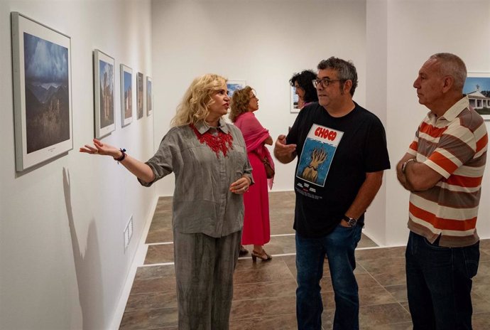 La diputada de Cultura, Gracia Baquero, y el artista Jorge Garrido