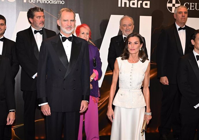 El Rey Felipe IV y la Reina Letizia posan junto a Ignacio Julián Quirós, director de ABC, y  los premiados, Said Khatib y Rosa María Calaf, en la nueva sede de ABC, a 18 de julio de 2024, en Madrid (España). 