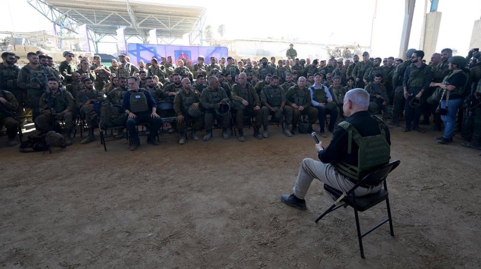 El primer ministro israelí, Benjamin Netanyahu, ante las tropas en Rafá, en el sur de la Franja de Gaza