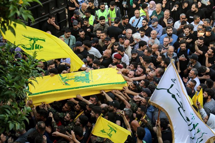 Archivo - May 21, 2024, Beirut, Beirut, Lebanon: Pro-Iranian Hezbollah militants carry one coffin of two of their omrades killed in Israeli air strikes in south Lebanon during their funeral procession in  Beirut southern suburb.. More than 300 party milit