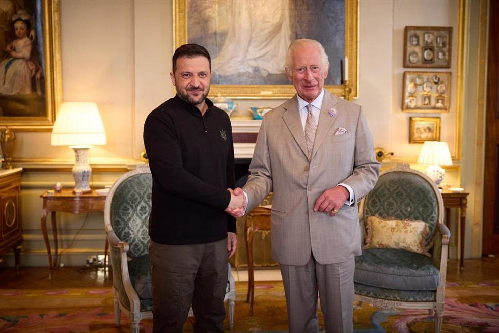 El presidente de Ucrania, Volodimir Zelenski, y el rey Carlos III