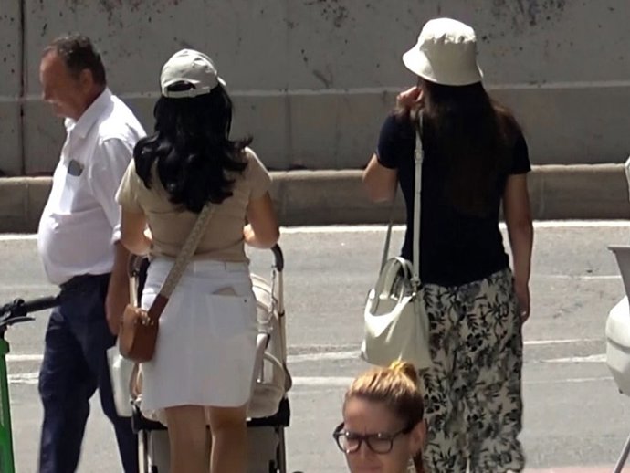GABRIELA GUILLÉN DISFRUTA DE UN PASEO JUNTO A SU HIJO Y UNA AMIGA