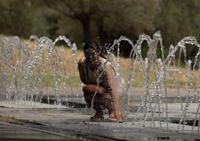 Archivo - Una mujer se moja en los chorros de Madrid Río