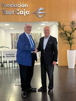 El director general de la Fundación Ibercaja, José Luis Rodrigo Escrig, y el presidente de la Real Academia de San Luis, Domingo Buesa.