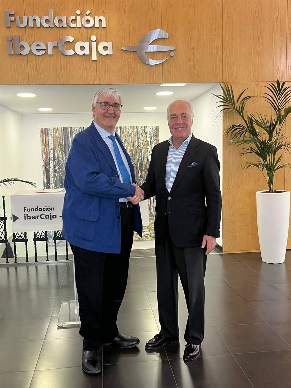 El director general de la Fundación Ibercaja, José Luis Rodrigo Escrig, y el presidente de la Real Academia de San Luis, Domingo Buesa.