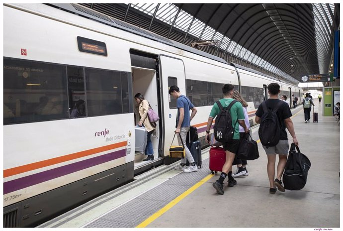 Archivo - Viajeros subiendo a un tren en la estación de Santa Justa de Sevilla