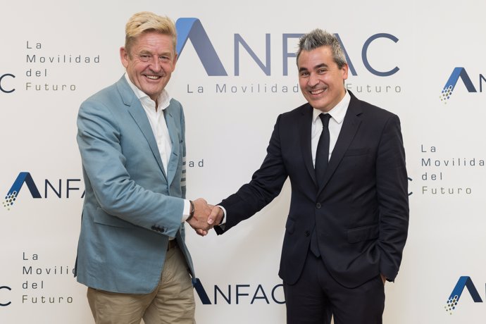 El consejero delegado de Seat Cupra Wayne Griffiths, y el nuevo presidente de Anfac y presidente y director general de Renault Iberia, Josep Maria Recasens