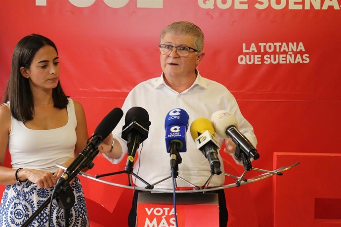 El secretario general del PSOE de la Región de Murcia y portavoz del Grupo Parlamentario Socialista en la Asamblea Regional, José Vélez, durante su comparecencia en Totana