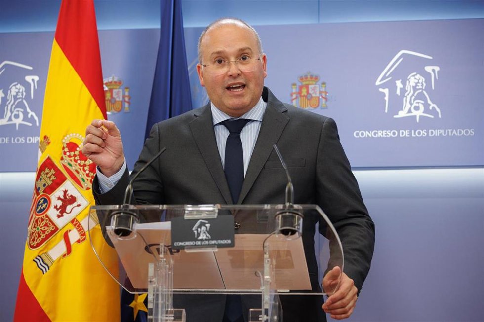 El portavoz del PP en el Congreso, Miguel Tellado, durante una rueda de prensa en el Congreso de los Diputados, a 16 de julio de 2024, en Madrid (España). Durante su comparecencia, Tellado, ha hablado sobre el caso Begoña Gómez y los supuestos casos d