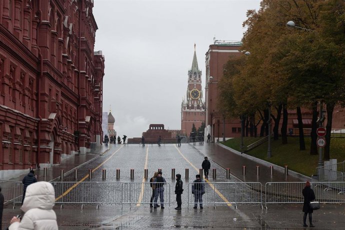 Archivo - Nov 8, 2022 - Moscow, Russia - Soldiers of the Russian Guard and police blocked entrance to Red Square during to preparation for the public event in the Nikolskay street.