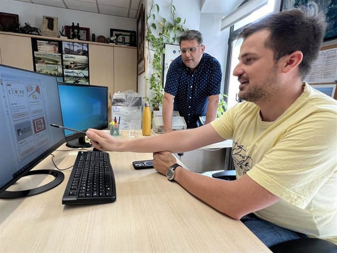 El concejal de Desarrollo Tecnológico y Atención Ciudadana, Alejandro Hoz, explicando el funcionamiento del nuevo servicio