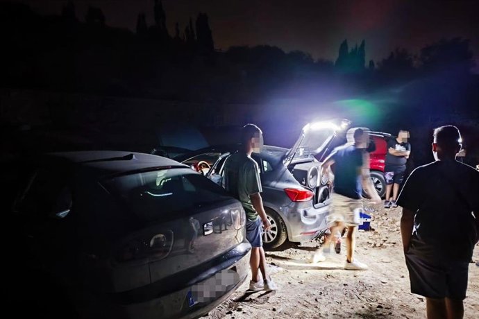 Policía Local de Cartagena disuelve una fiesta ilegal en Isla Plana