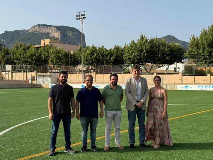 El alcalde del municipio de Alaró, Llorenç Perelló, junto al conseller de Turismo, Cultura y Deportes, Jaume Bauzá, tras la reforma del césped del campo de fútbol del municipio.