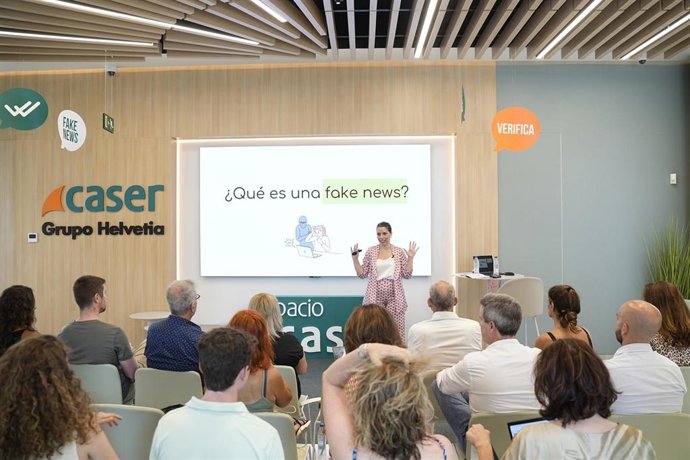 La periodista, presentadora y locutora Celia Bermejo en un taller sobre 'fake news' de Espacio Caser Málaga.