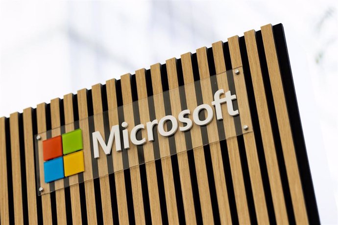 Archivo - FILED - 20 September 2023, North Rhine-Westphalia, Cologne: The Microsoft logo at the Digital X internet congress in the Media Park.  Photo: Rolf Vennenbernd/dpa