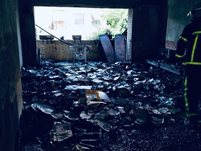 Diez intoxicados leves en el incendio de una vivienda en Majadahonda