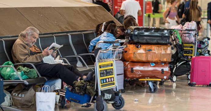 Varias personas en el Aeropuerto Adolfo Suárez Madrid-Barajas, a 28 de junio de 2024, en Madrid (España). La red de aeropuertos de Aena prevé operar un total de 27.