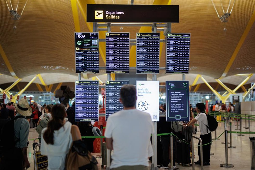 Varias personas en el Aeropuerto Adolfo Suárez Madrid-Barajas, a 28 de junio de 2024, en Madrid (España). La red de aeropuertos de Aena prevé operar un total de 27.