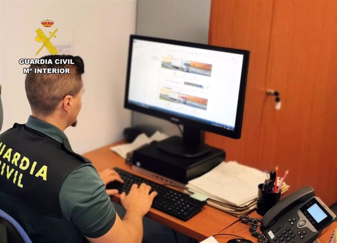 Un agente de la Guardia Civil, durante la investigación