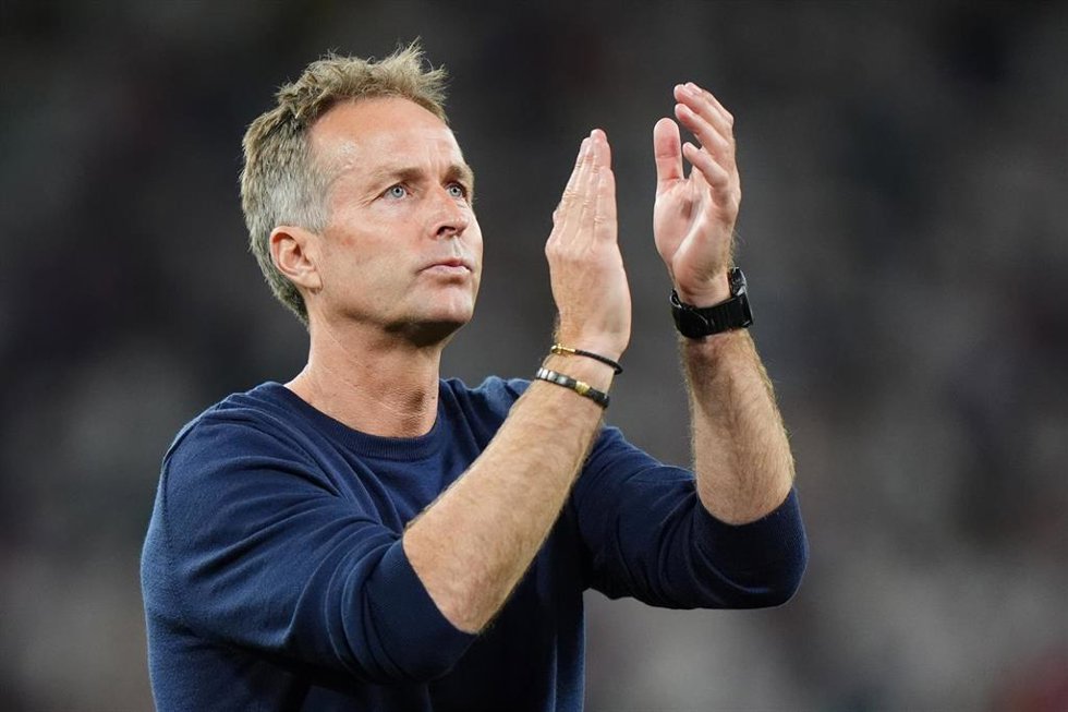 Kasper Hjulmand aplaude a sus aficionados tras la eliminación de Dinamarca en la Eurocopa de Alemania