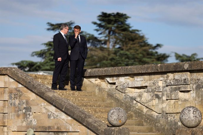 18 July 2024, United Kingdom, Woodstock: UK Prime Minister Sir Keir Starmer (L) meets with French President Emmanuel Macron on the sidelines of the European Political Community summit at Blenheim Palace in Woodstock. Photo: Hollie Adams/PA Wire/dpa