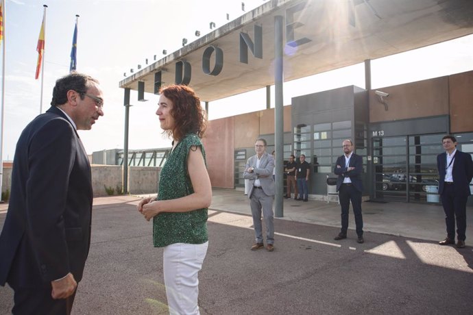 El president del Parlament, Josep Rull, amb la consellera de Justícia en funcions de la Generalitat, Gemma Ubasart, a la presó de Lledoners