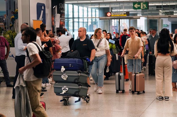 Imágenes de turistas a su llegada al aeropuerto de Málaga-Costa del Sol, a 1 de julio de 2024, en Málaga, Andalucía (España). 