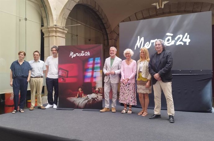 El alcalde de Barcelona, Jaume Collboni, la ilustradora Carme Solé Vendrell y otros representantes del gobierno municipal este viernes.