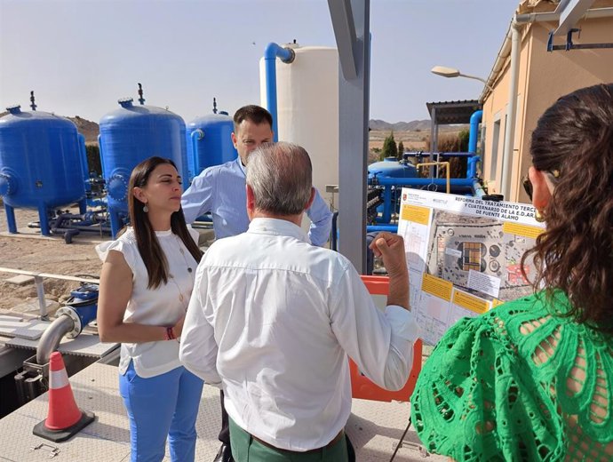 Imagen de la consejera Sara Rubira durante la visita a las obras de mejora realizadas en la EDAR de Fuente Álamo