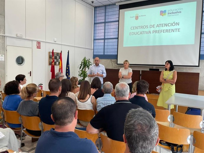 El director general de Atención a la Diversidad, Pedro Mondéjar, durante la reunión mantenida ayer con los centros de atención educativa preferente
