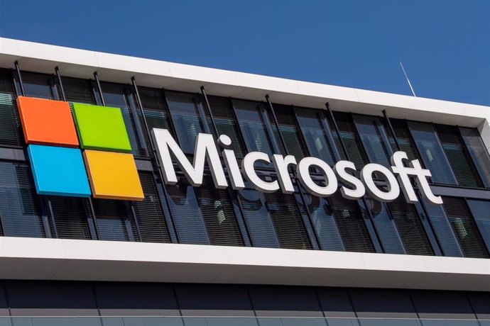 Archivo - FILED - 26 March 2021, Bavaria, Munich: The Microsoft logo hangs on the façade of an office building in Parkstadt Schwabing in the north of the Bavarian capital.