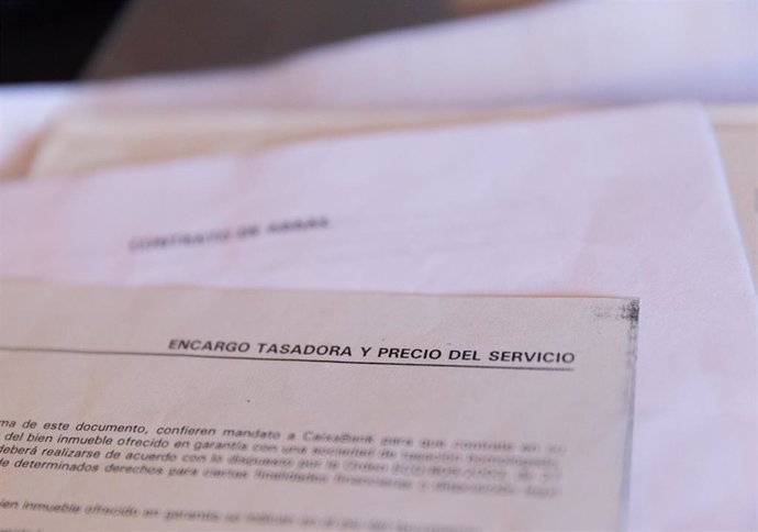 Archivo - Una escritura de compraventa de una hipoteca, a 2 de junio de 2022, en Madrid (España). 