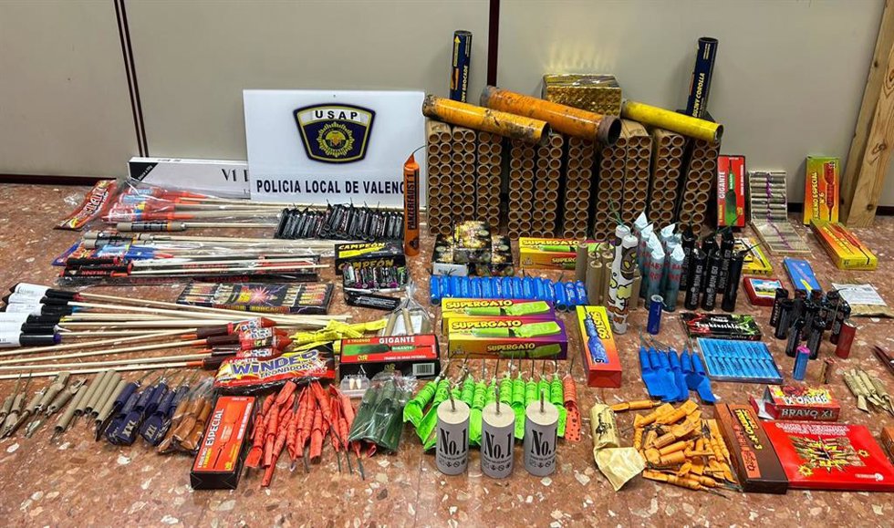 Archivo - Material pirotécnico ilegal incautado en Fallas
