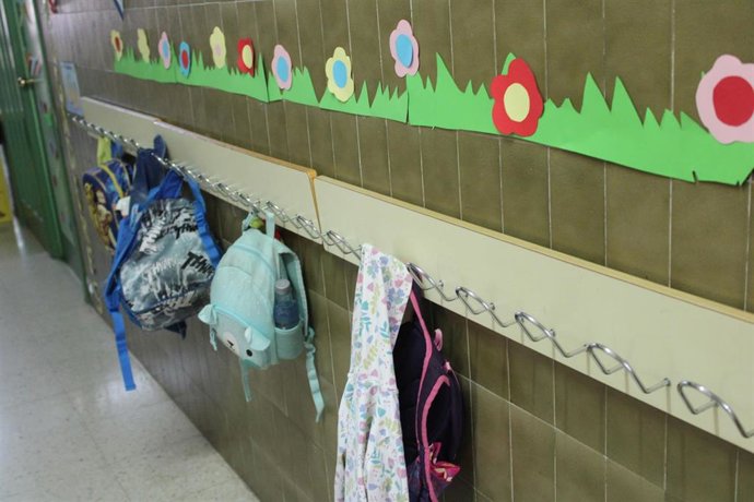 Mochilas de los niños en un centro adscrito al progama de conciliación.