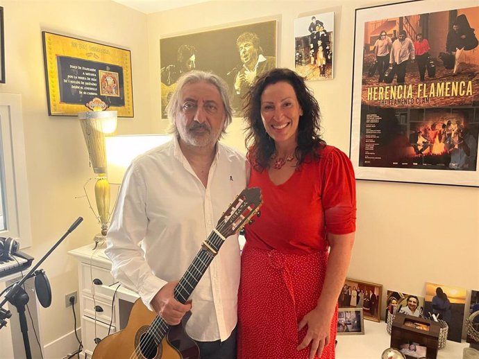 El guitarrista Juan José Carmona junto a la alcaldesa de Almería, María del Mar Vázquez.