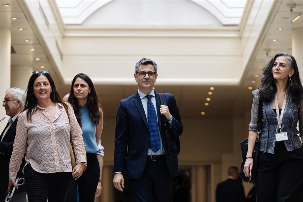 Archivo - El ministro de la Presidencia, Justicia y Relaciones con las Cortes, Félix Bolaños (c), a su llegada a una sesión de control al Gobierno, en el Senado, a 18 de junio de 2024, en Madrid (España). El Gobierno se enfrenta a una sesión de control 
