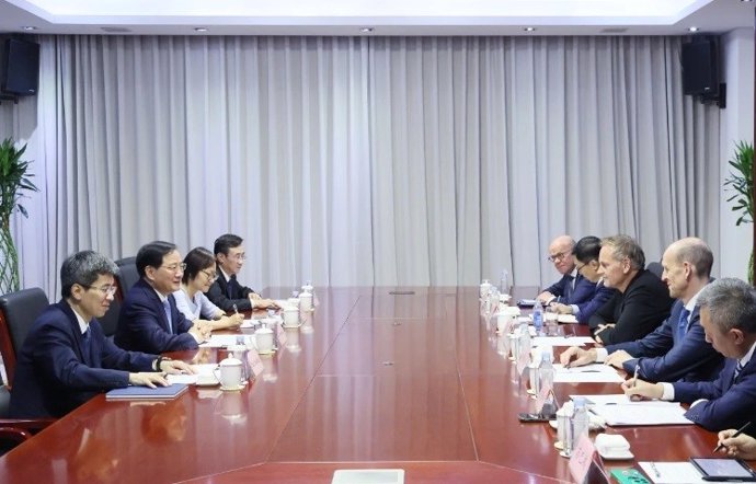 Reunión del ministro de tecnología de china y el consejero delegado del grupo VW