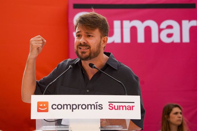 Archivo - El diputado de Compromís-Sumar en el Congreso, Alberto Ibáñez, durante un acto público de cierre de campaña de Sumar, en la Plaza de la Virgen, a 7 de junio de 2024, en Valencia, Comunidad Valenciana (España).