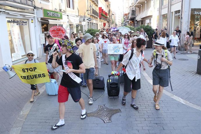 Varias personas marchan desde la Plaa de la Porta Pintada a la Llotja de Palma para protestar contra el turismo masivo en Mallorca, a 12 de julio de  2024, en Palma.