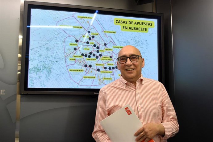 El concejal socialista en el Ayuntamiento de Albacete, Roberto Tejada, junto al plano de casas de apuestas.