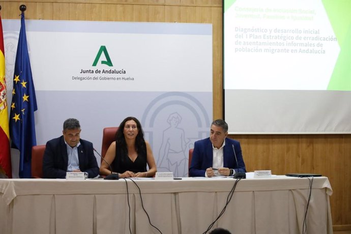 La consejera de Inclusión Social, Juventud, Familias e Igualdad, Loles López, junto al delegado de la Junta en Huelva, José Manuel Correa, y el director general de Políticas Migratorias, Jesús Toronjo.