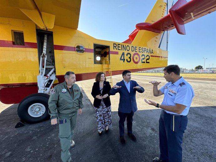 El delegado del Gobierno, Pedro Blanco, visita el aeródromo militar de Santiago